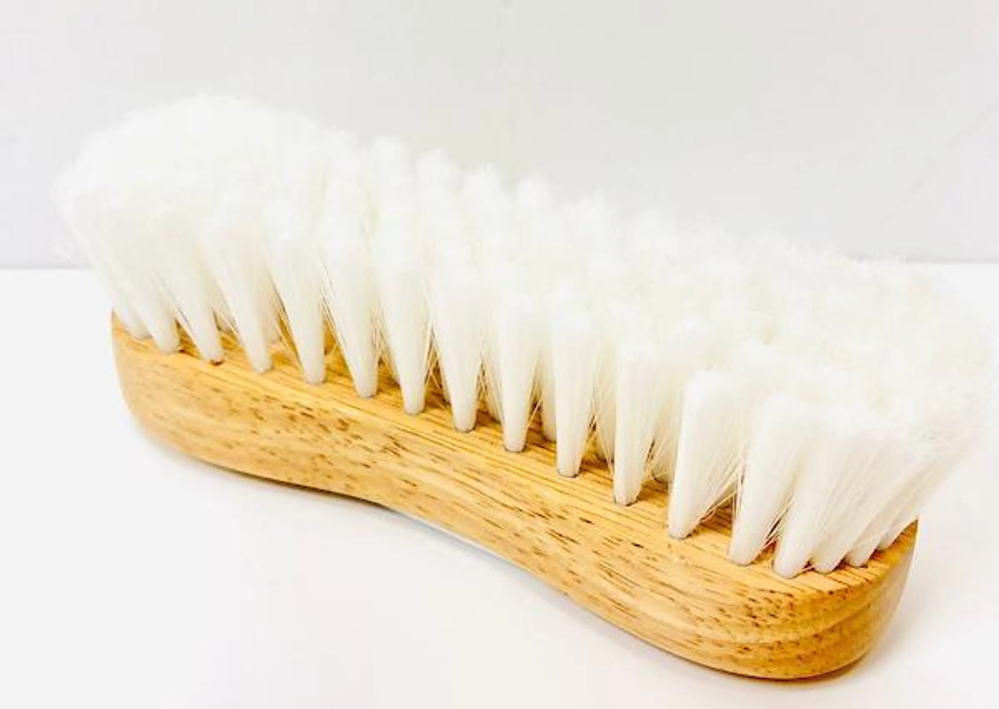 Lettia Face Brush Wood Back Metal Logo